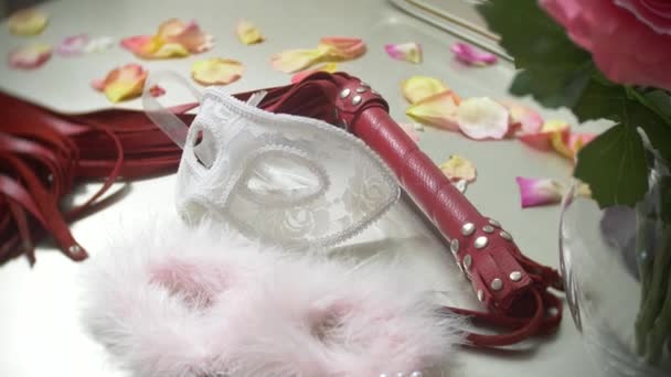 Menottes en fourrure et masque de mascarade en dentelle. beaux sextoys exquis pour adultes sur la table près du miroir dans la chambre. 4k, au ralenti , — Video