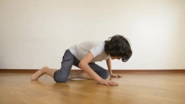 çocuk genç, dansçı break dans, dans salonu eğitiyor. 4k, ağır çekim.