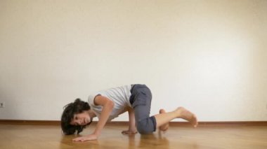 çocuk genç, dansçı break dans, dans salonu eğitiyor. 4k, ağır çekim.