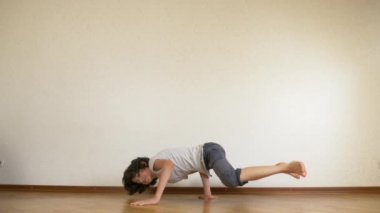 çocuk genç, dansçı break dans, dans salonu eğitiyor. 4k, ağır çekim.
