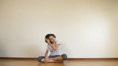 çocuk genç, dansçı break dans, dans salonu eğitiyor. 4k, ağır çekim.