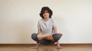 çocuk genç, dansçı break dans, dans salonu eğitiyor. 4k, ağır çekim.