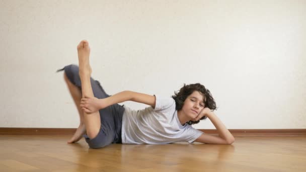 Jongen traint tiener, danser breakdance, in de dance hall. 4k, slow-motion. — Stockvideo