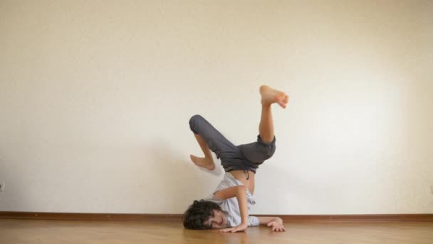 Rapaz adolescente, dançarina break dance, comboios no salão de dança. 4k, câmera lenta . — Vídeo de Stock