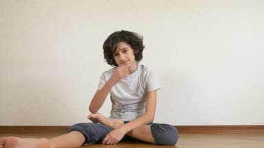 çocuk genç, dansçı break dans, dans salonu eğitiyor. 4k, ağır çekim.