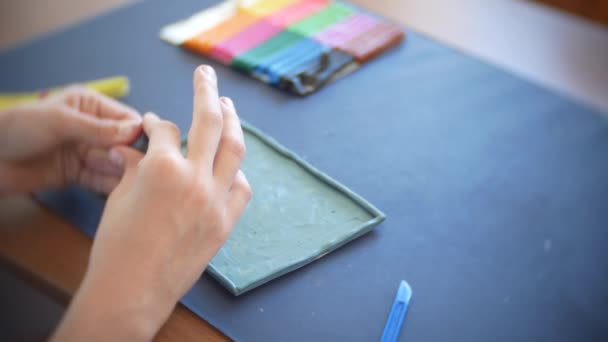 La fille assise à la table, dessine différentes figures de la plasticine de modèle de couleur. Développement de la modélisation artistique chez les enfants. 4k, gros plan — Video