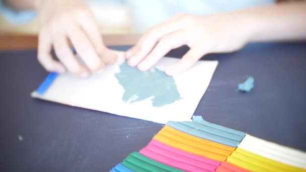 La fille assise à la table, dessine différentes figures de la plasticine de modèle de couleur. Développement de la modélisation artistique chez les enfants. 4k, gros plan — Video