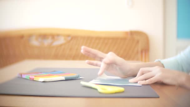 Das Mädchen, das am Tisch sitzt, zeichnet verschiedene Figuren aus farbigem Modell Knetmasse. Entwicklung von Kunstmodellen bei Kindern. 4k, Nahaufnahme — Stockvideo