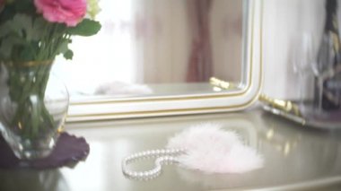 Kürk kelepçe. güzel nefis Seks Oyuncakları Yetişkin yatak odasında ayna yakınındaki bir tablo için. 4 k, yavaş hareket, yakın çekim