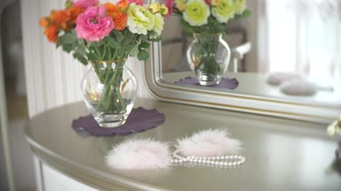 Kürk kelepçe. güzel nefis Seks Oyuncakları Yetişkin yatak odasında ayna yakınındaki bir tablo için. 4 k, yavaş hareket, yakın çekim