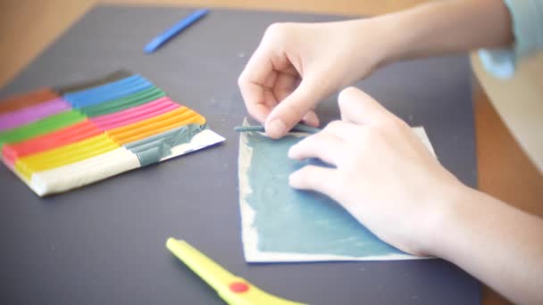 Dziewczyna siedzi przy stole, rysuje różnych figur z plasteliny modelu kolorów. Rozwój sztuki modelowania u dzieci. 4k, zbliżenie — Wideo stockowe