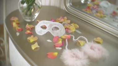 Kürk kelepçe ve dantel maskeli balo maskesi. Yatak odasında ayna yakınındaki masada yetişkinler için güzel nefis seks oyuncakları. 4k, ağır çekim,