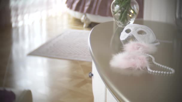 모피 수 갑과 레이스 무도회 마스크. 테이블에 성인을 위한 아름 다운 절묘 한 섹스 장난감 근처 침실에 거울. 4 k, 슬로우 모션, — 비디오