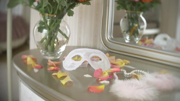 모피 수 갑과 레이스 무도회 마스크. 테이블에 성인을 위한 아름 다운 절묘 한 섹스 장난감 근처 침실에 거울. 4 k, 슬로우 모션, — 비디오