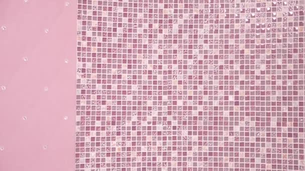 Telha cerâmica rosa com strass no banheiro, textura, fundo. 4k, câmera lenta — Vídeo de Stock