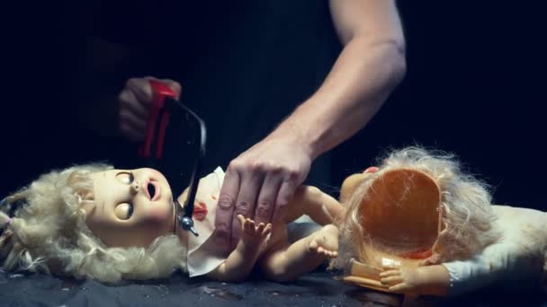 Manos masculinas cortaron la cabeza de una muñeca vieja. concepto de Halloween, violencia, maníaco — Vídeos de Stock