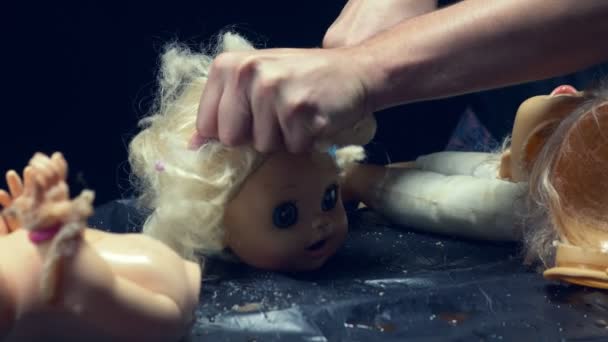 Férfi kezek levágták egy öreg baba fejét. Halloween koncepció, erőszak, mániákus — Stock videók