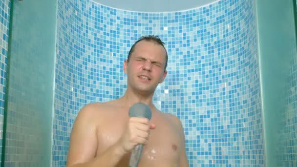 Lustiger Typ, der unter der Dusche singt. Abenteuer fremder Menschen — Stockvideo