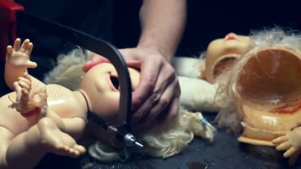 Чоловічі руки відрізали голову старої ляльки. Концепція Хеллоуїна, насильство, маніяк — стокове відео