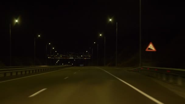 Zamazane tło. widok z okna samochodu z rozmazanym oświetleniem ruchu miejskiego na ulicach miasta w nocy — Wideo stockowe