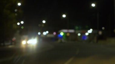 Arka plan bulanık. Geceleri şehir caddesinde araba taşımak. Aydınlatma