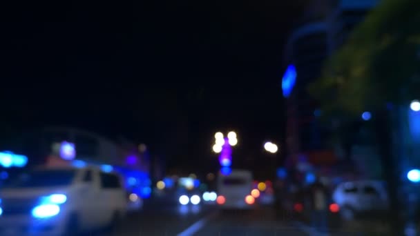 Sfondo sfocato. auto in movimento su una strada della città di notte. illuminazioni — Video Stock