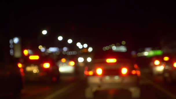 Sfondo sfocato. auto in movimento su una strada della città di notte. illuminazioni — Video Stock