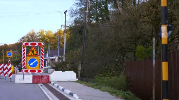 道路標識は田舎道で機能しますオレンジの信号灯 — ストック動画