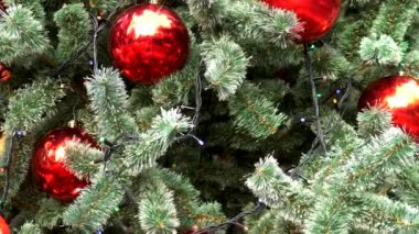 Yapay Noel ağaçlarında büyük kırmızı toplar. Noel arkaplanı