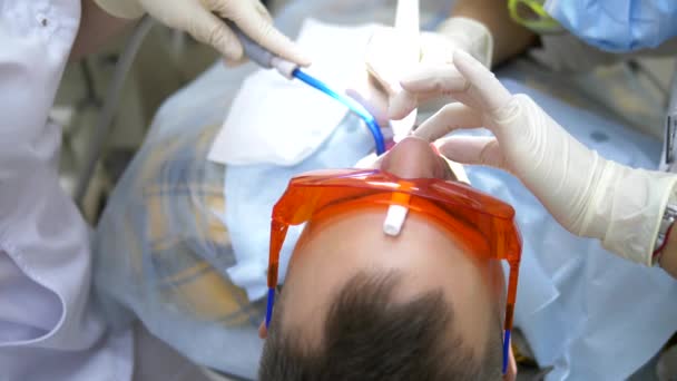 Le patient est un homme dans la chaise du dentiste. une visite chez le dentiste — Video