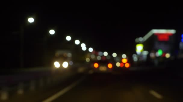 Sfondo sfocato. auto in movimento su una strada della città di notte. illuminazioni — Video Stock