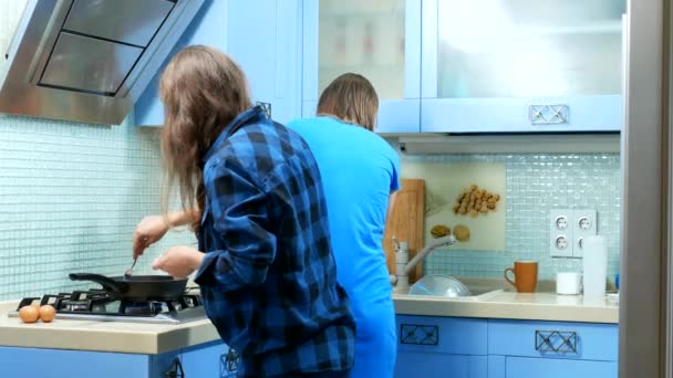Лесбійська сім'я готує на газовій плиті вдома на кухні — стокове відео