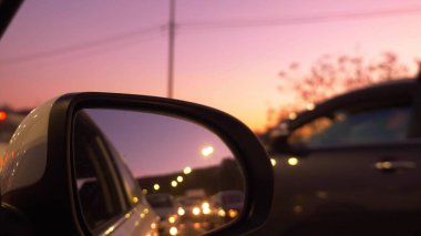 Arabanın dikiz aynasını kapat. Akşamları. bulanık