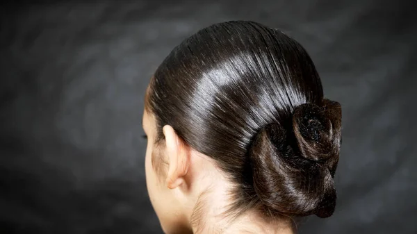 Smukła brunetka dziewczyna z elegancką fryzurą na czarnym tle — Zdjęcie stockowe