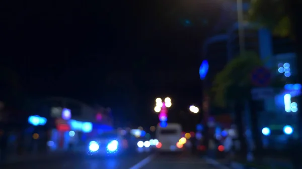 Verschwommener Hintergrund. fahrende Autos auf einer Stadtstraße in der Nacht. Beleuchtung — Stockfoto