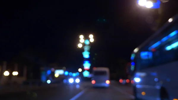 Verschwommener Hintergrund. fahrende Autos auf einer Stadtstraße in der Nacht. Beleuchtung — Stockfoto