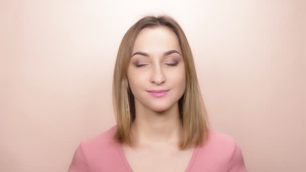 Portrait of a beautiful girl with big eyes green lenses and piercings on eyebrow — Stock Video