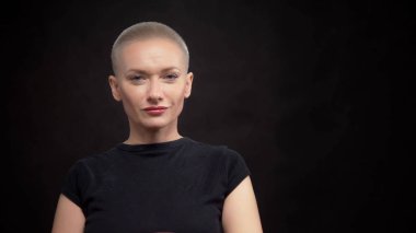 Siyah arka planda çok kısa saçlı güzel sarışın kadın. 