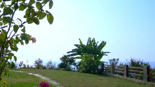 Fundo natureza o mar e o céu a partir do quintal da casa pelo mar — Fotografia de Stock