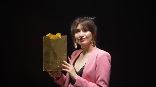 Elegantní mladá žena s balíčky na černém pozadí. nákupní prodej — Stock video