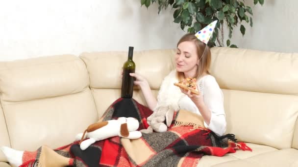 Lonely girl celebrates the holiday at home with soft toys. — Stock Video