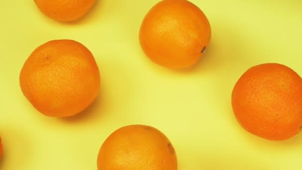 Fundo de fruta. laranjas maduras sobre um fundo amarelo. design elegante — Vídeo de Stock