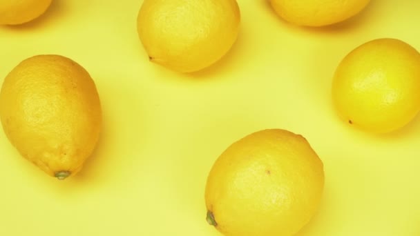 Fundo de fruta. limões maduros sobre um fundo amarelo. design de moda — Vídeo de Stock