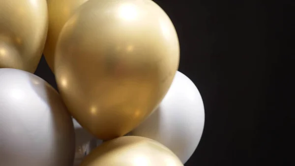 Πολλά μπαλόνια χρυσού και ασημιού πετούν σε μαύρο φόντο — Φωτογραφία Αρχείου