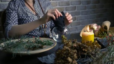 Putperest ayini büyüsü. Bitki iksiri. Kadın bitkileri hazırlayan bir cadı.