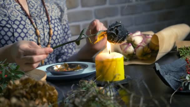 Heksenkruiden. ritueel met brandende kruiden. natuurlijke witte magie — Stockvideo