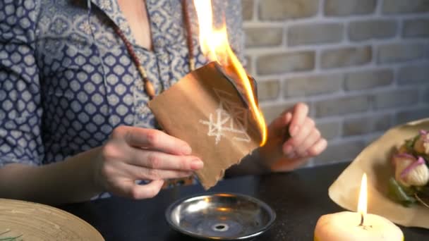 Magia rúnica. maestro escribe hechizo rúnica en pergamino — Vídeo de stock