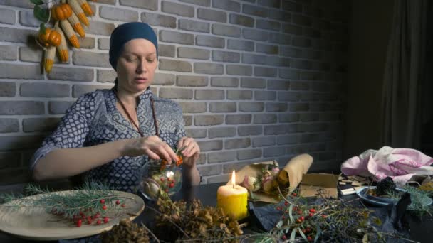 Magia ritual pagana. una poción de hierbas. la mujer es una bruja preparando hierbas — Vídeo de stock