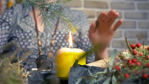 Hierbas brujas. ritual con hierbas ardientes. magia blanca natural — Vídeo de stock