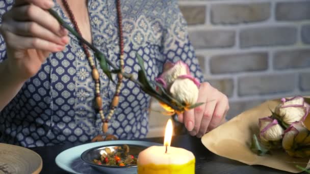 Boszorkányfüvek. rituálé égő gyógynövényekkel. természetes fehér mágia — Stock videók
